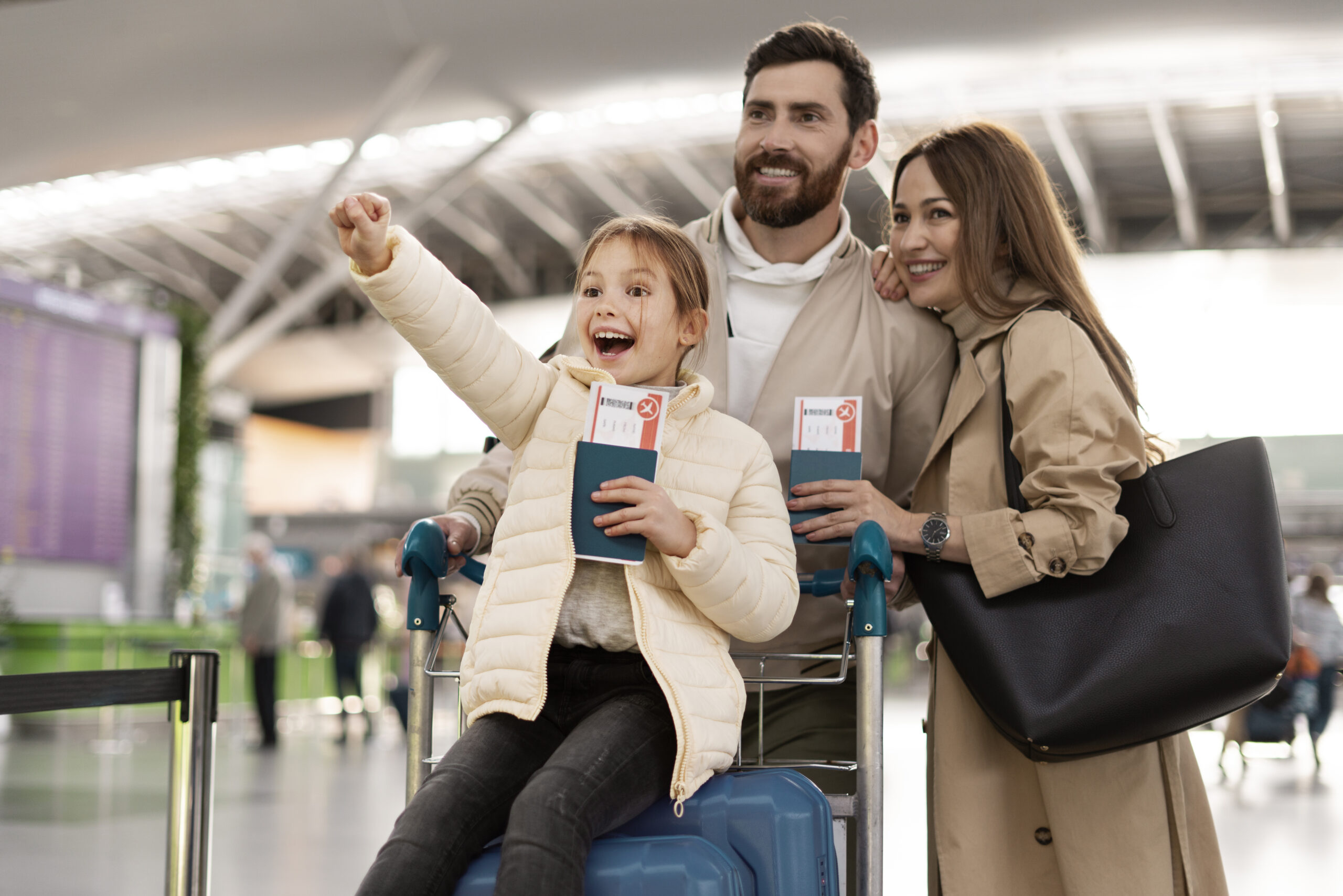 Família feliz no aeroporto viajando com seguro viagem